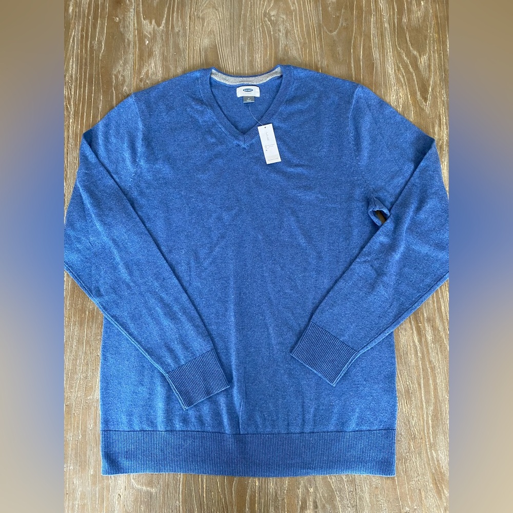 Men’s Old Navy V-Neck Sweater. Size medium.